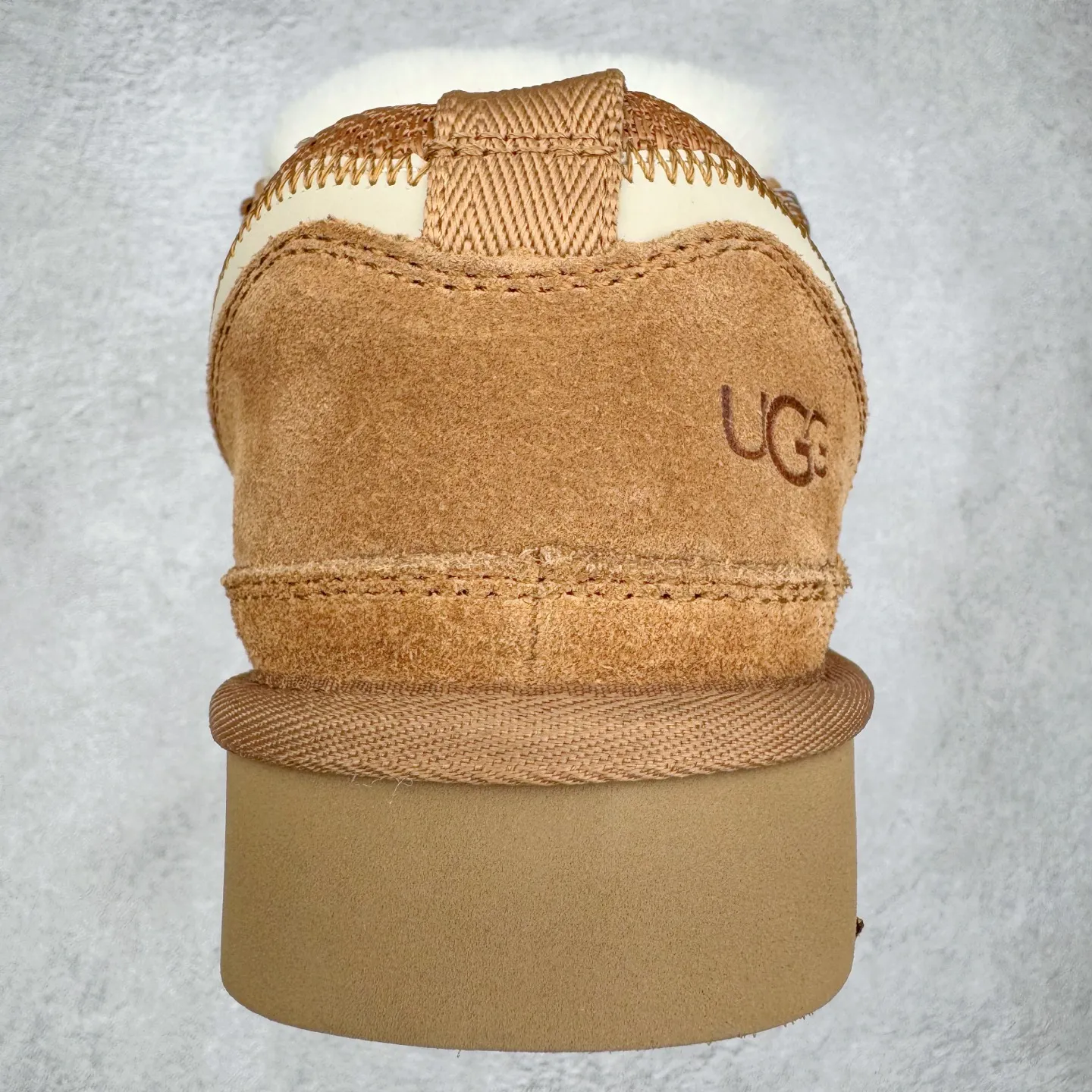 Pick up locally 💰600 UGG 4032 Meyer autumn and winter sheepskin and fur integrated snow boots. All shoes are made from the same factory as ZP. Longfeng A-grade Australian imported sheepskin and fur integrated men's and women's boots. Brand OEM production line. Fully follow the ZP process. OEM original pattern maker. Adhering to the principle of no original shoes and no development selection. Pay attention to every detail. The most authentic version on the market TREADLITE "Light Wing" technology outsole. Lightweight/durable/flexible/pile size: 35 36 37 38 39 40 41 42 43 44 45 Coding: by3936010